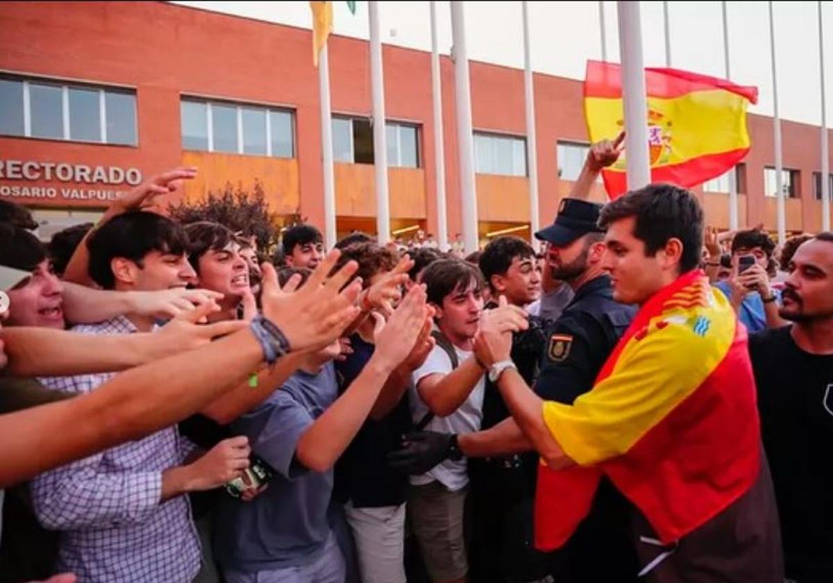 El bulo de Vito Quiles para cancelar su acto en Pamplona: «La Policía ha interceptado 16 cuchillos en dos autobuses de Bilbao»